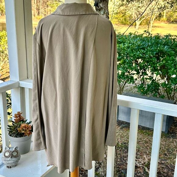 Emmelle Tan Split Back Button Up Blouse - Picture 2 of 3